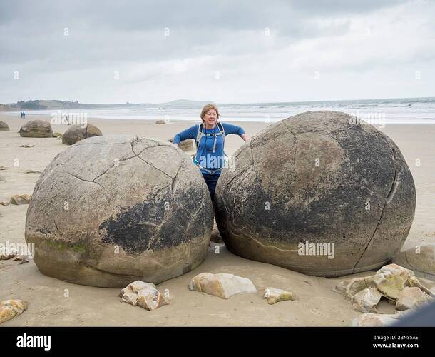the-moeraki-boulders-on-koekohe-beach-moeraki-otago-south-ilsnad-new-zealand-2BN85AE