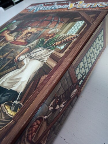 Il y a un chat sur le côté