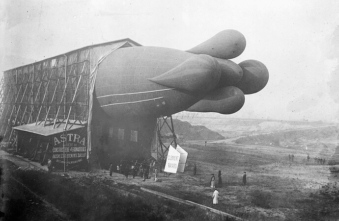 French_airship_Clement-Bayard._1908_hemo