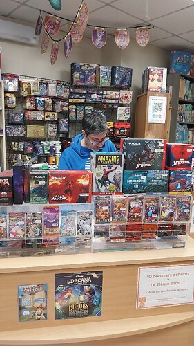 Jérôme derrière le comptoir de son magasin