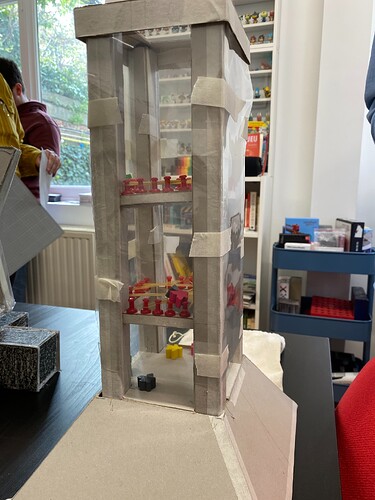 La tour à meeples parsemée d'élastiques