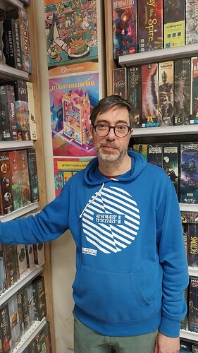 Jérôme dans la zone de jeux expert du magasin