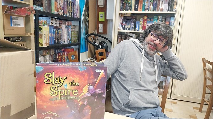 Jérome avec le jeu Slay the Spire qu'il apprécie particulièrement