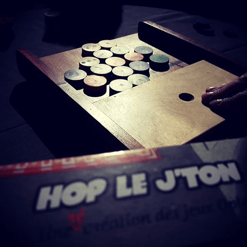 Hop le j'ton, tout de bois vêtu...