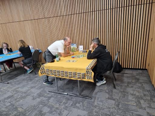 Brigade infernale, penché sur la table et concentré face à Valdéric